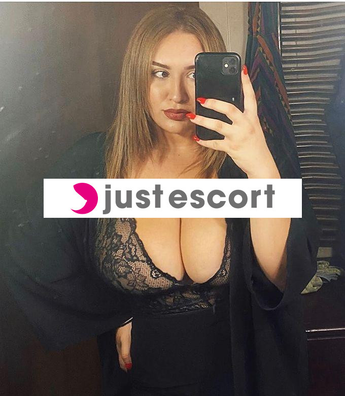 Milano Escort RAMONA TROIA VACCA SKIZZAMI IN BOCCA IN GOLA PISSING ADDOSSO SU DI ...